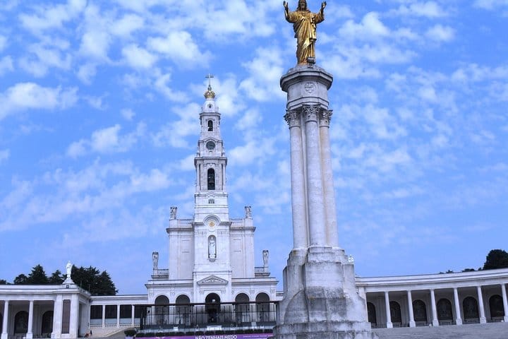 Private Full Day Tour To Fatima, Batalha, Nazaré and Óbidos