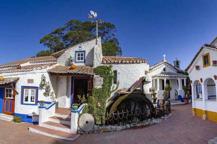 Between Palace and Sea - Mafra, Ericeira and Queluz Private Tour