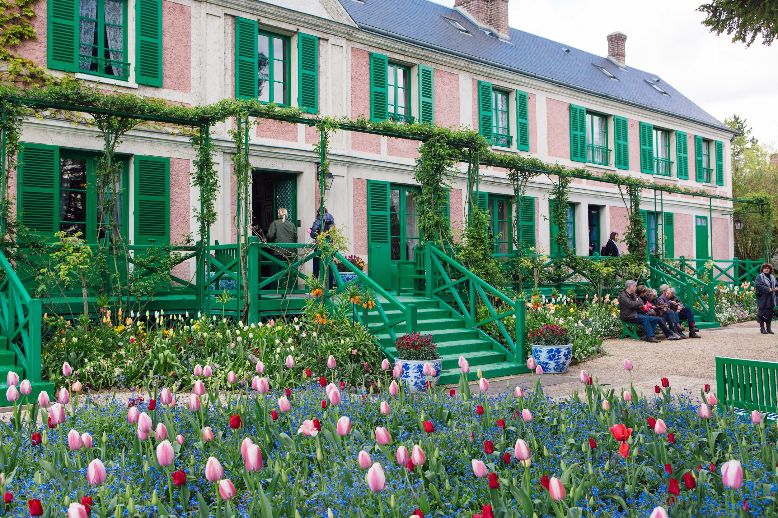 Giverny Guided Tour and Versailles with Lunch from Paris