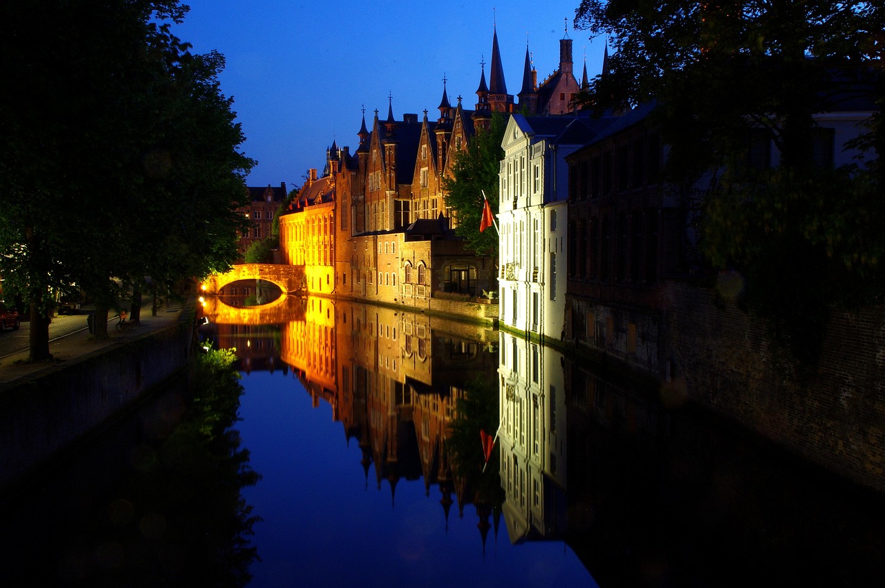 Romantic Bruges Private Day Tour from Paris with Hotel Transfers