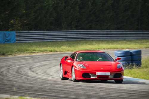 Ferrari driving experience in Braga - Experience of driving a Ferrari on a motorway in Braga.