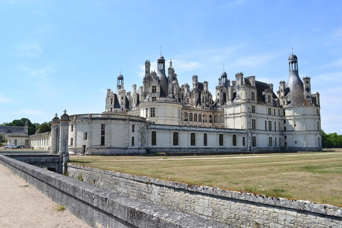 Loire Valley Castle Guided Day Trips From Paris with Transport