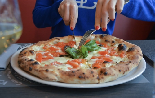 1-Hour Pizza Fun in the Heart of Rome: Make, Bake & Taste!