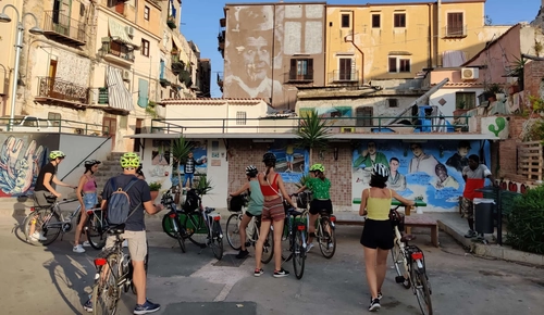 Biking in Palermo in search of street art