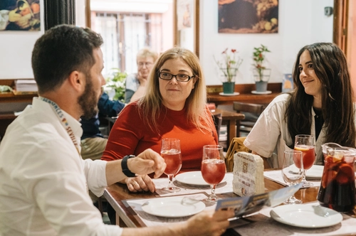 Jewish quarter tour with tasty tapas & drinks
